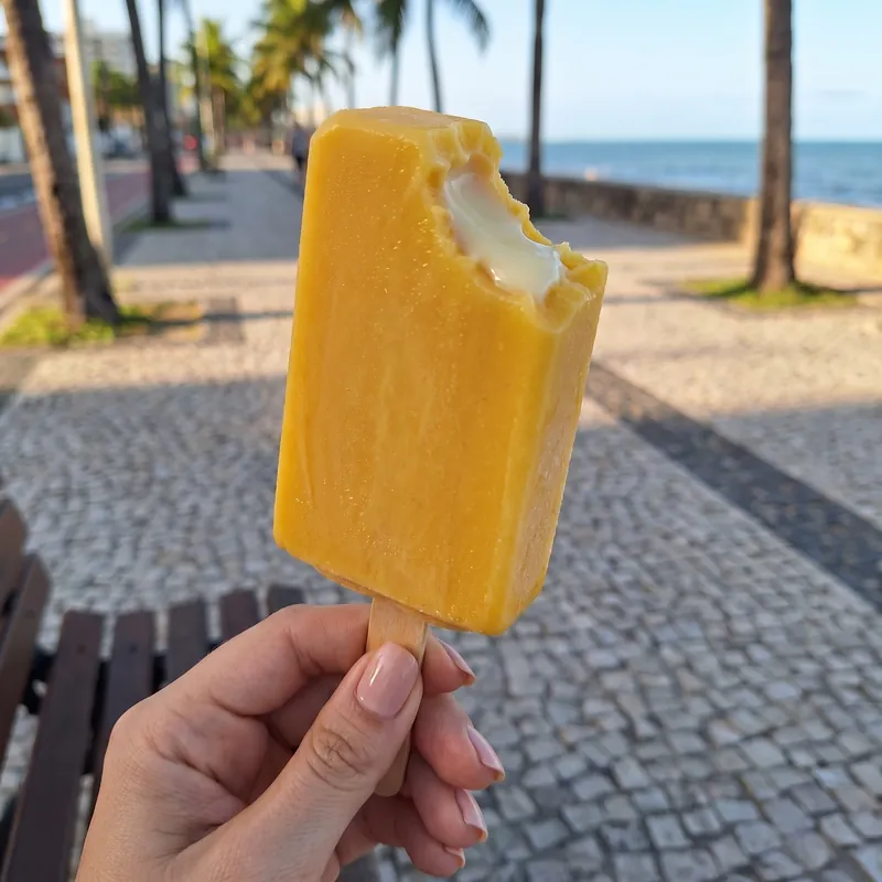Picolé artesanal de maracujá com leite condensado